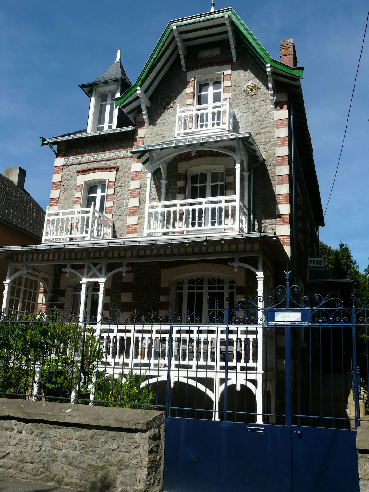 La villa vue de la rue